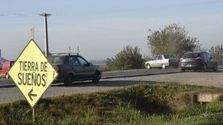 Los ladrones hicieron bajar al dueño del auto para intercambiar el volante y huyeron por la A-012 hacia el sur.