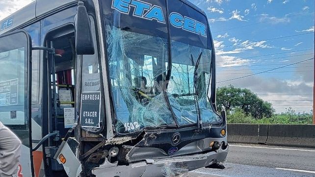 Accidente entre un auto, un camión y un colectivo sobre Ruta Nacional 168