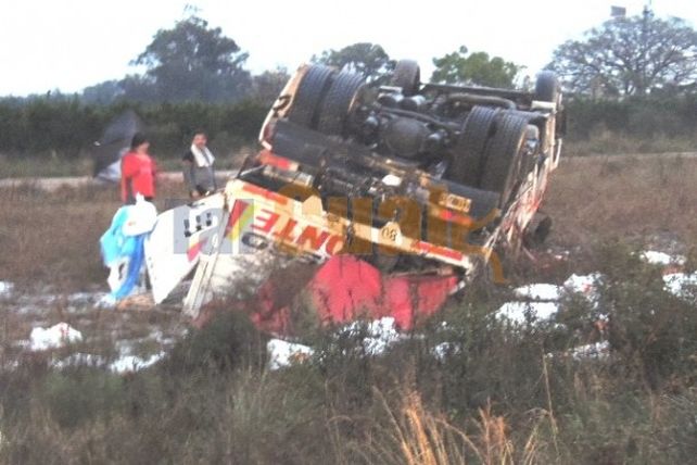 Volcó un camión cargado de polietileno