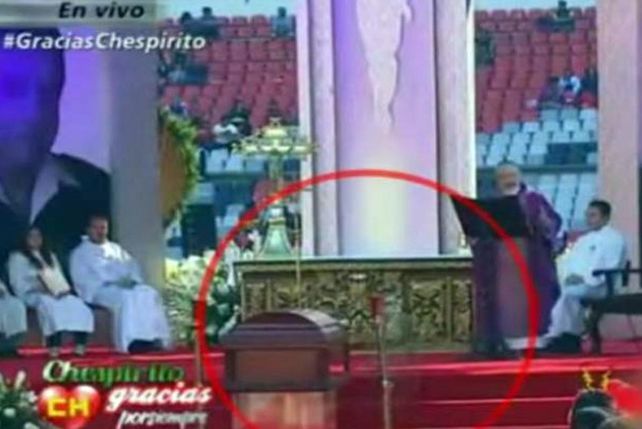 Un video con el supuesto fantasma de Chespirito en su funeral inunda las redes sociales