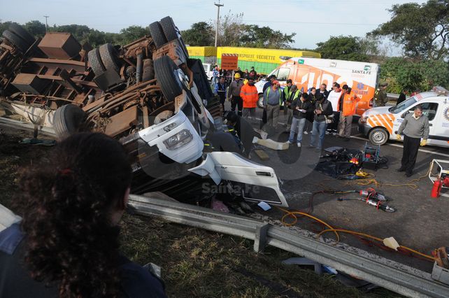 Así quedó el camión que volcó sobre la ruta nº168.