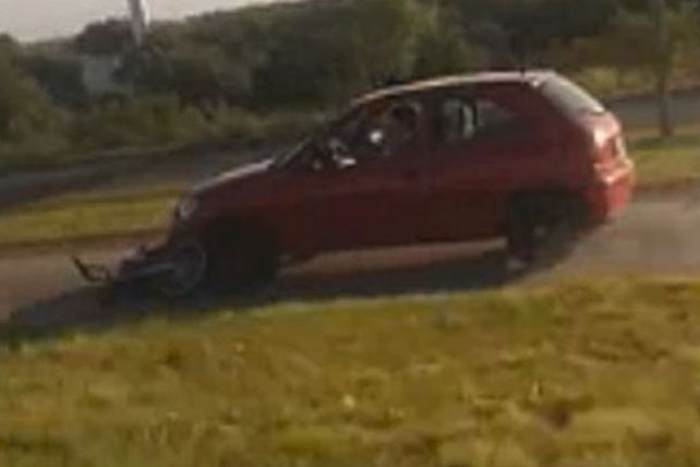 Un conductor atropelló, mató y arrastró con su auto a una moto durante 20 kilómetros