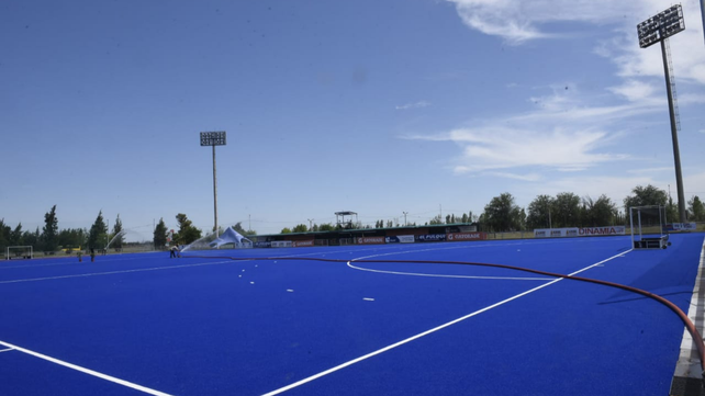 La cesión de uso de la cancha la tiene la Asociación de Hockey del Litoral.