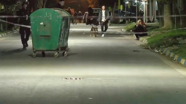 Los jóvenes fueron atacados por delincuentes que pasaban en moto y abrieron fuego. (Foto : captura de video)