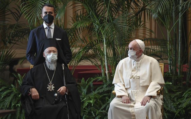 El Papa Francisco, Bartolomé I, Patriarca Ecuménico de Constantinopla, y el Ministro de Relaciones Exteriores italiano Luigi Di Maio, de pie, asisten a una conferencia en el Vaticano, el lunes 4 de octubre de 2021.
