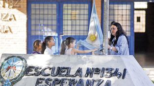 Cuando llueve nadie puede entrar a la escuela
