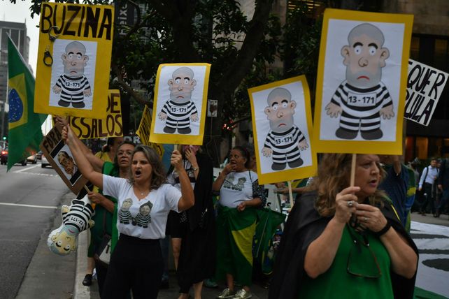Condicional. Opositores a Lula manifiestan frente al Supremo Tribunal Federal de San Pablo.