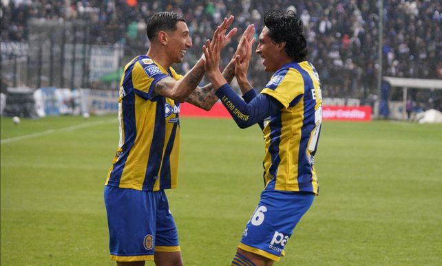 Giménez celebra, junto a Di María, su gol ante Gimnasia. Fue uno de lo dos que hizo en Central. El otro: contra Vélez.