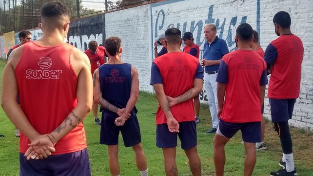 La dirigencia presente. Los jugadores recibieron el apoyo de parte de la comisión directiva &nbsp;en el primer día de trabajo. El dirigente Miguel Angel Ramírez fue el que le dio la bienvenida al plantel.&nbsp; 