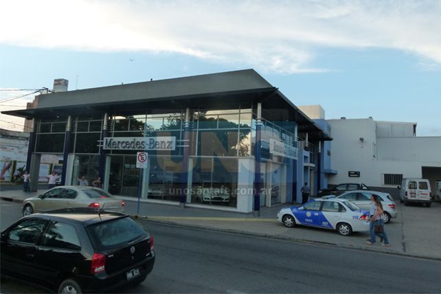 Robaron un Mercedes Benz de la agencia Ricardo Bieler de Santa Fe