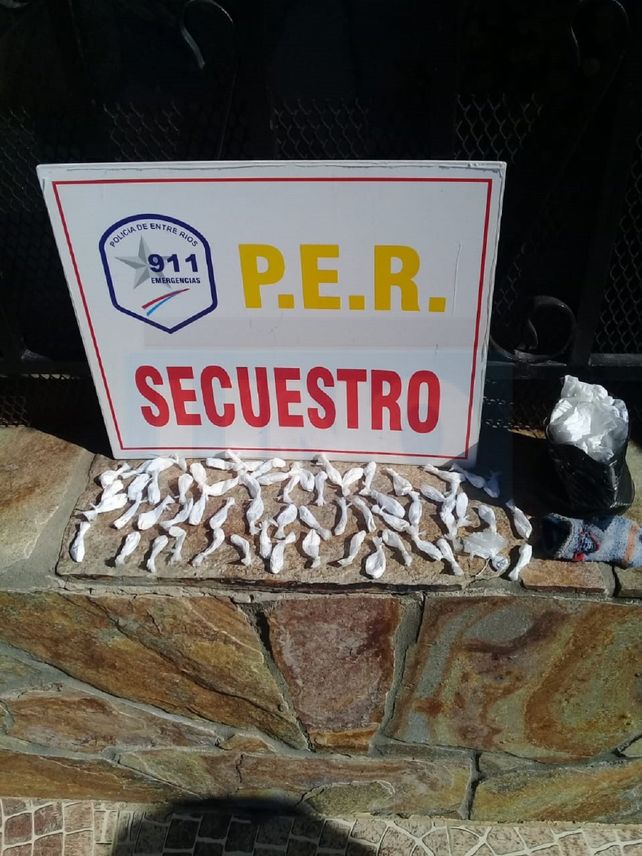 Paraná: Le cayó al fondo de la casa una lata con 60 dosis de cocaína