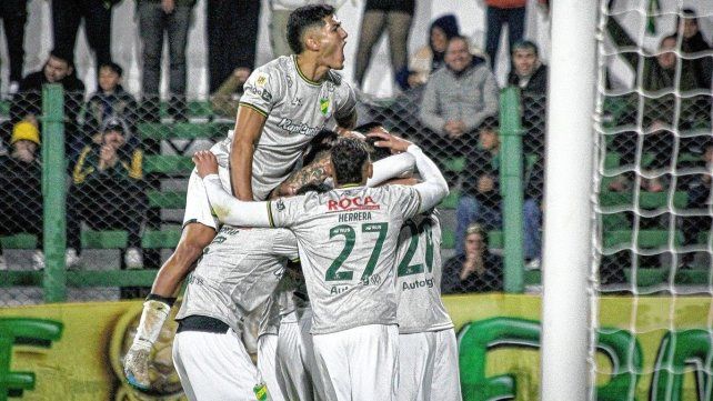 Los jugadores de Defensa festejan uno de los goles ante Boca.
