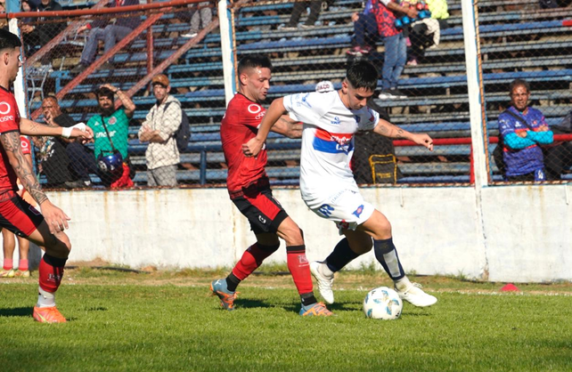 Central Córdoba y Defensores de Cambaceres juegan en el Gabino Sosa.