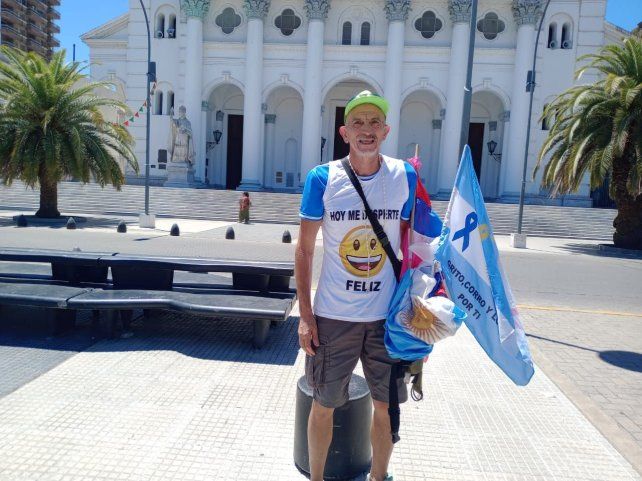 Ricardo Félix Krakowiechi recorre el país corriendo para promover la prevención del cáncer.