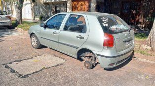 Ladrones le robaron las dos ruedas de su auto, en barrio Guadalupe