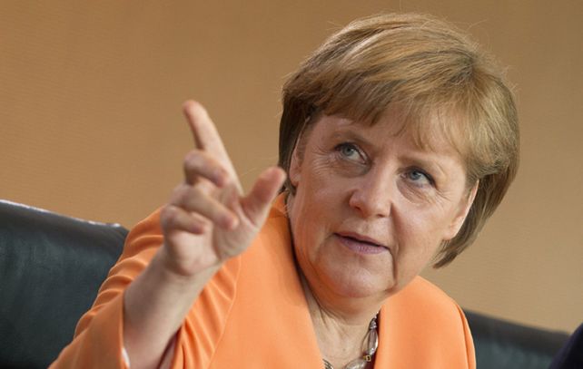 Angela Merkel recibe críticas de medio mundo por su apuesta por el ahorro fiscal. A la vez