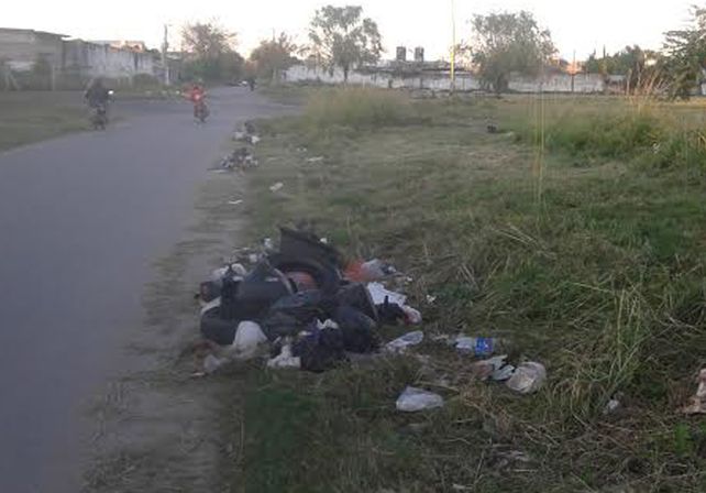 Frente a la escuela Alem ya aparecieron nuevos minibasurales.
