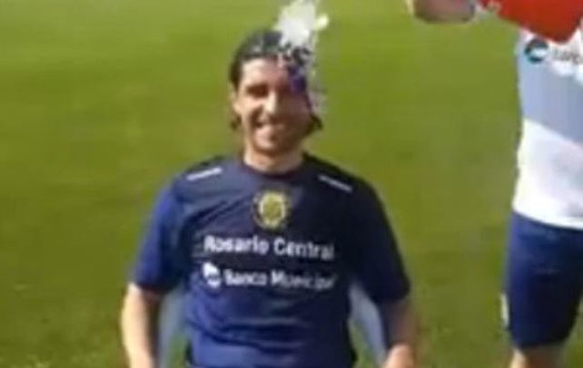 Sebastián Abreu recibió el baño y también lo colgó en YouTube.