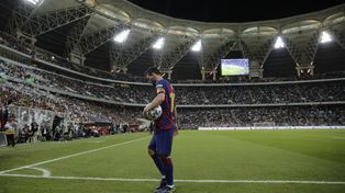 Leo y la pelota, un amor eterno. Messi jugar&aacute; hoy ante Villarreal.