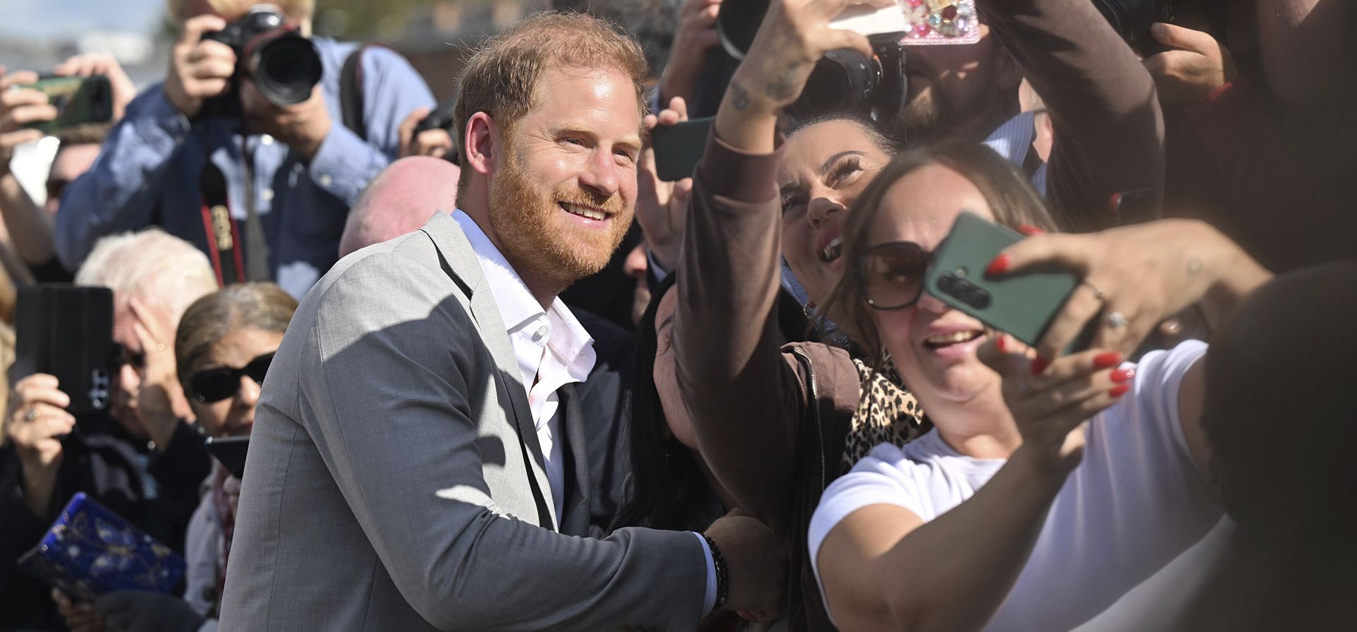 El príncipe Harry de Gran Bretaña saluda al público durante su visita al Community Recording Studio (CRS) para anunciar una importante donación a Children in Need para apoyar su labor contra la violencia que afecta a los jóvenes, en Nottingham, Inglaterra, el martes 9 de septiembre de 2025. (Paul Grover/Pool Photo vía AP) El príncipe Harry de Gran Bretaña saluda al público durante su visita al Community Recording Studio (CRS) para anunciar una importante donación a Children in Need para apoyar su labor contra la violencia que afecta a los jóvenes, en Nottingham, Inglaterra, el martes 9 de septiembre de 2025. (Paul Grover/Pool Photo vía AP)