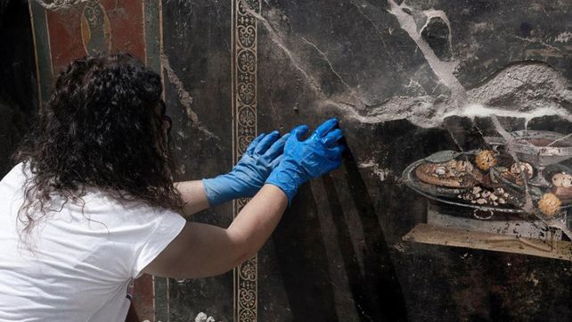 El fresco fue descubierto en el atrio de una casa adyacente a una panadería en Pompeya