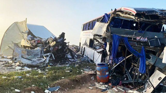 Un choque frontal entre un colectivo y un camión dejó varios muertos y 16 heridos. Ocurrió en San Miguel del Monte