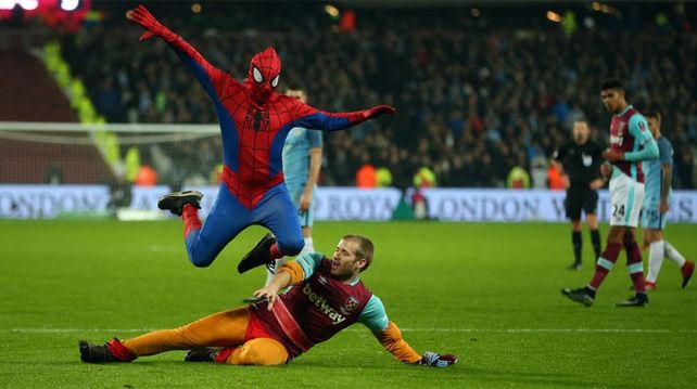 Para matarse de risa: entró Spiderman a la cancha y simuló un penal