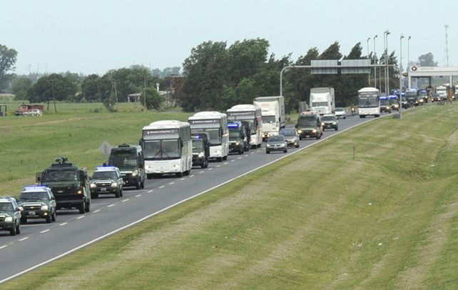 Los móviles de Gendarmería Nacional ingresaron por la autopista y ya están custodiando la ciudad.