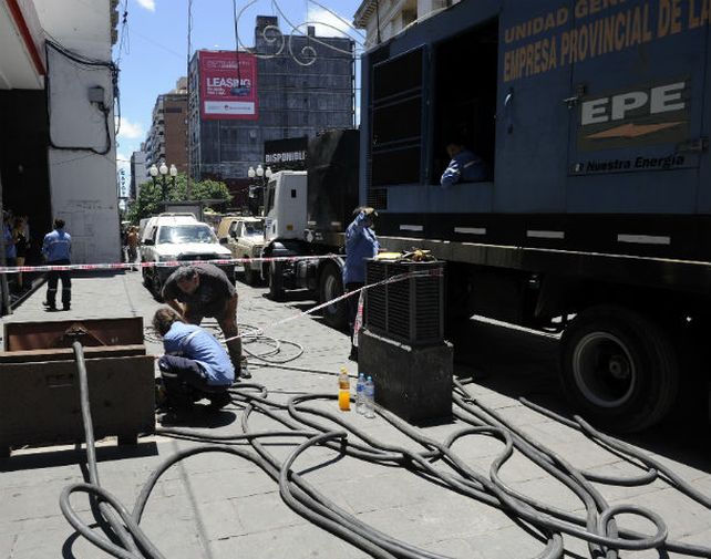 Los tremendos equipos de la EPE que se instalaron ayer al mediodía generaron algo de alivio a los comerciantes en una época clave para las ventas.