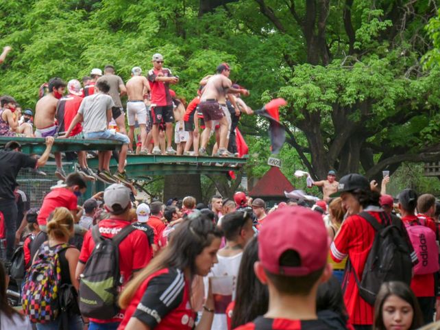 Los hinchas coparon el Parque Independencia en la previa del choque con Boca