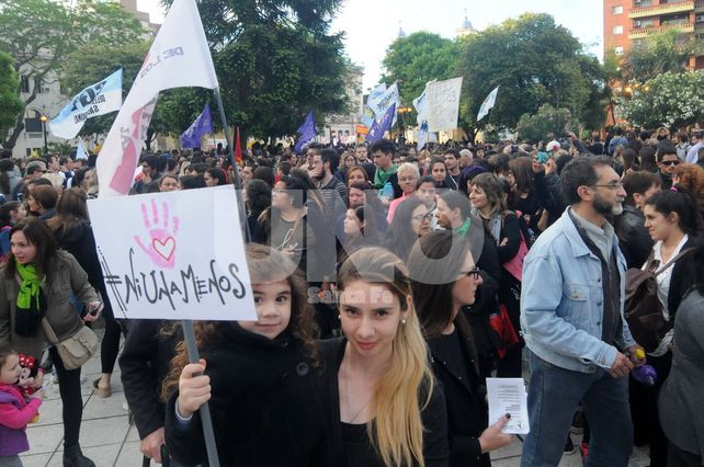 En un miércoles negro, cientos de mujeres pararon y marcharon contra los femicidios