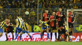 Ángel Di María saca un perfecto zurdazo mientras Carlos Quintana evitó que la barrera de Newells se adelantara. Fue el gol de la victoria de Central.