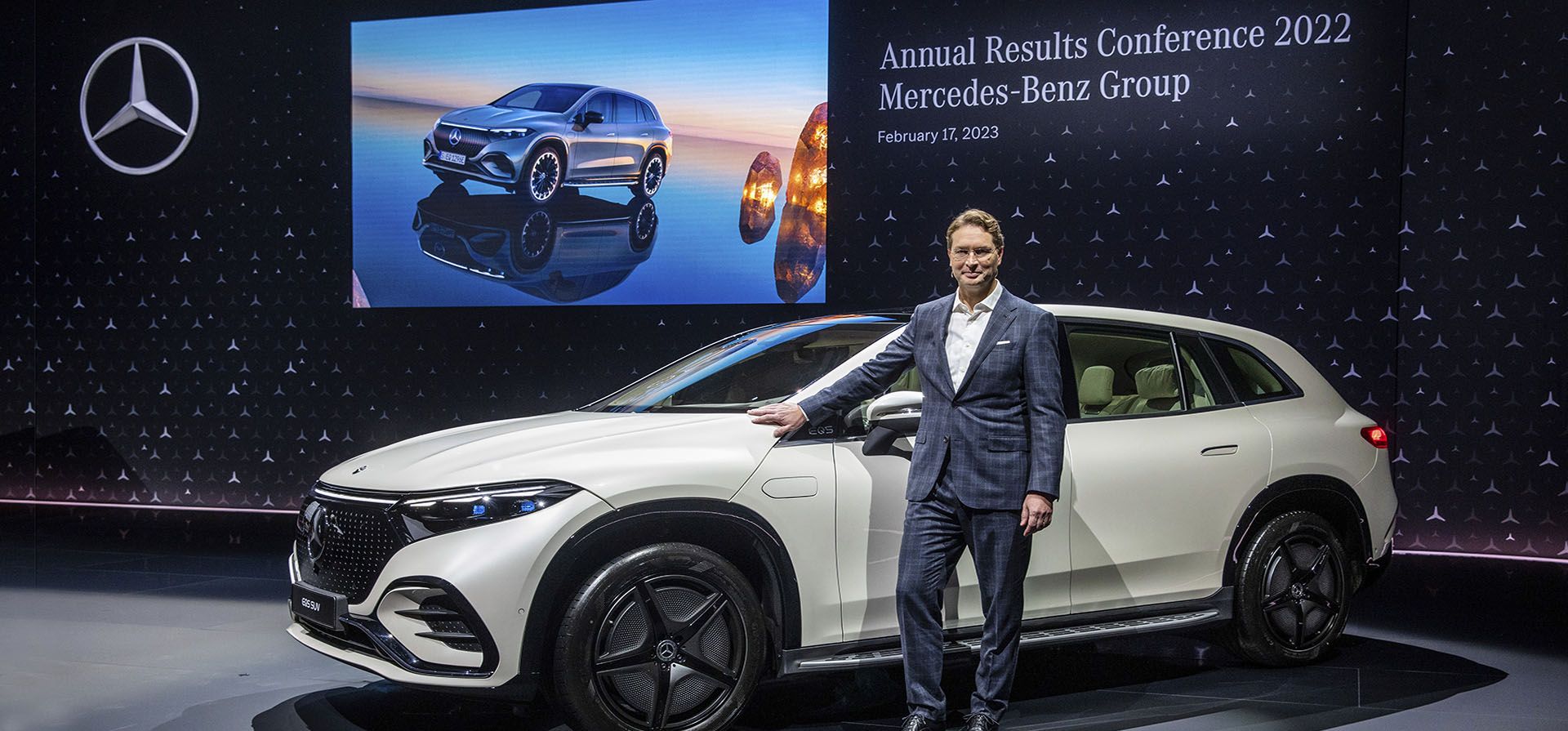 Ola Kaellenius, presidente de la junta directiva de Mercedes-Benz Group AG, frente a un Mercedes-Benz EQS SUV al comienzo de la conferencia de prensa anual en Stuttgart, Alemania, el viernes 17 de febrero de 2023. (Christoph Schmidt /dpa vía AP)