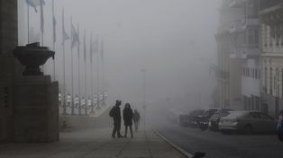 Este miércoles llegó con una densa niebla. El fenómeno estará presente durante casi toda la mañana.&nbsp;