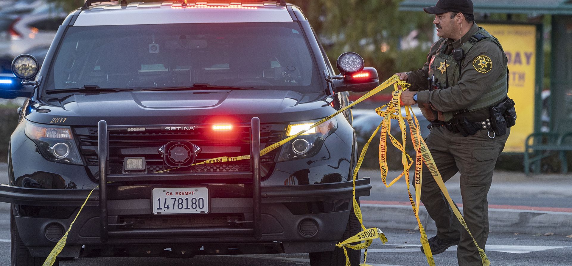 Un oficial del alguacil del condado de Orange quita la cinta amarilla de un vehículo afuera de la Iglesia Presbiteriana de Ginebra en Laguna Woods, California, el domingo 15 de mayo de 2022, después de un tiroteo fatal.
