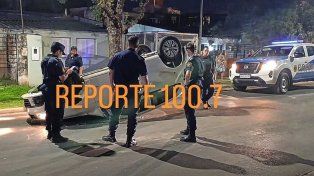 Paraná: chocó contra una columna y el auto terminó volcando