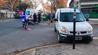 Violento choque entre moto y vehículo utilitario en San Martín y Garibaldi, en la zona sur de Rosario.&nbsp;