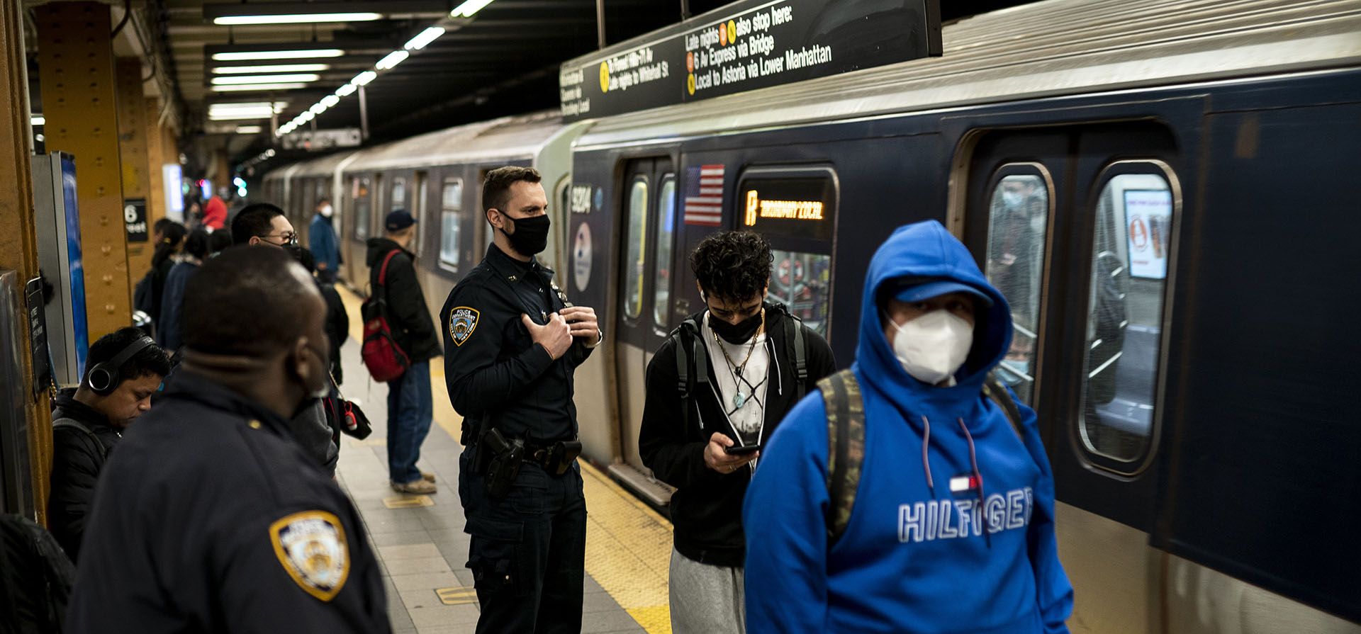 Oficiales de la policía de Nueva York patrullan las plataformas en la estación de metro de la calle 36 donde ocurrió un tiroteo el día anterior durante el viaje diario por la mañana, el miércoles 13 de abril de 2022, en Nueva York. La policía sigue buscando al hombre armado que abrió fuego contra un tren subterráneo en Brooklyn, un ataque que dejó a varias personas baleadas.