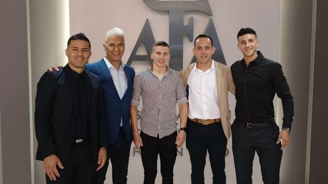 Los árbitros rosarinos en la sede de la AFA. Del fútbol local al nacional.