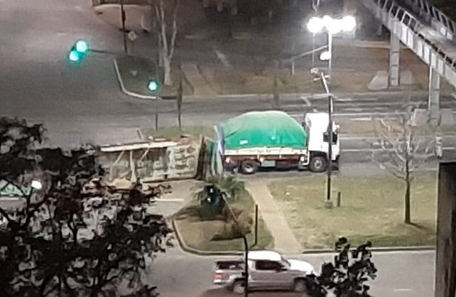 El camión volcó la carga pasada la medianoche.
