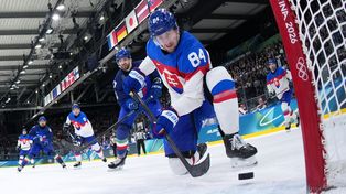 El eslovaco Pavol Regenda (84) dispara durante un partido de la ronda preliminar de hockey sobre hielo masculino entre Italia y Eslovaquia en los Juegos Olímpicos de Invierno de 2026, en Milán, Italia, el viernes 13 de febrero de 2026. (Wang Kaiyan/Pool Photo vía AP)