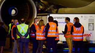 El presidente Fernández recibió en Ezeiza el último millón de vacunas Sinopharm