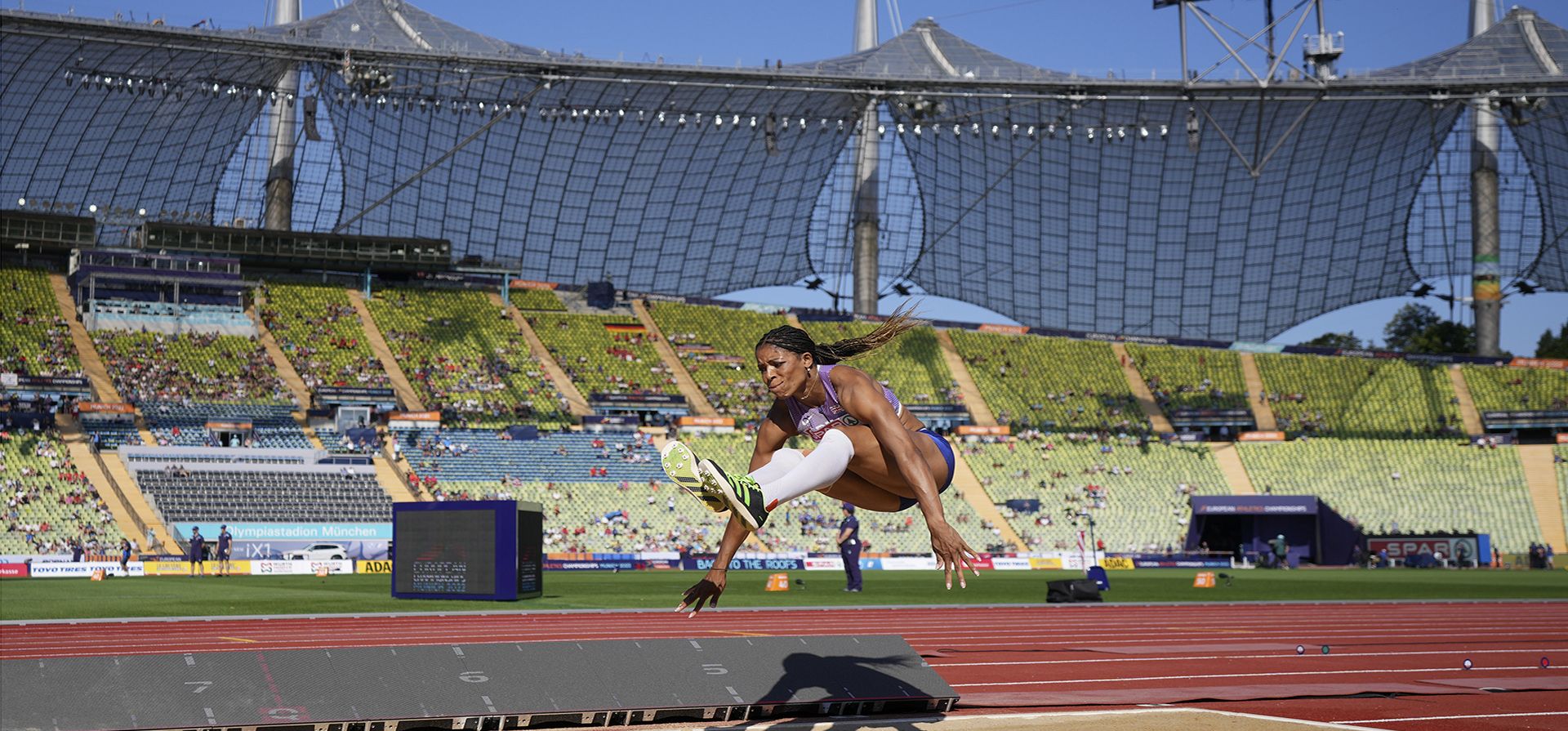 Abigail Irozuru, de Gran Bretaña, hace un intento en la calificación de salto de longitud femenino durante la competencia de atletismo en el Estadio Olímpico en el Campeonato Europeo en Munich, Alemania, el martes 16 de agosto de 2022.