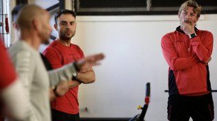 Fin de ciclo. Heinze escucha a Pablo Guiñazú. Ambos dejarán sus cargos en el Parque el lunes al finalizar el torneo.