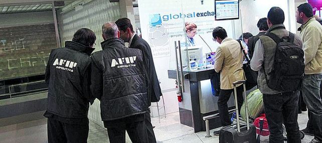 Afip detectó que 6.800 personas compraron dólares y no viajaron al exterior