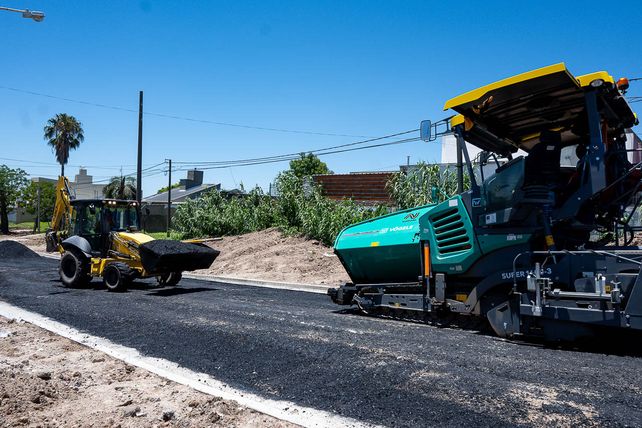 La Municipalidad de Paraná repavimenta y optimiza desagües pluviales en un tramo de calle Antonio Crespo