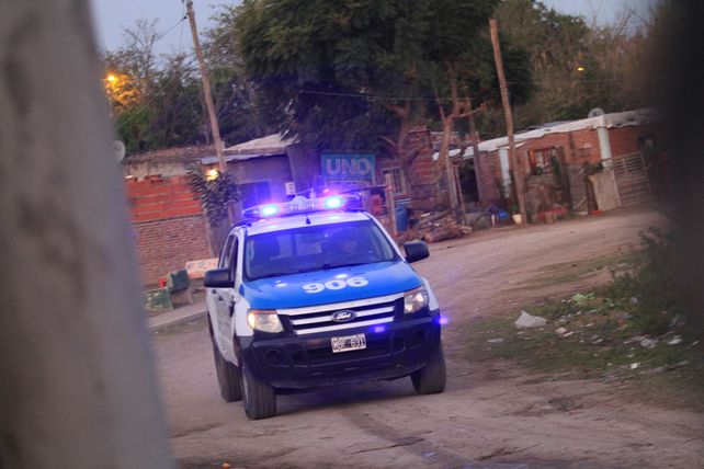 La policía entra y sale de la villa. Foto UNO Juan Ignacio Pereira. &nbsp;