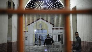 Recluso condenado por asesinato escapa de la cárcel porque no le gustaba y se entrega en otra