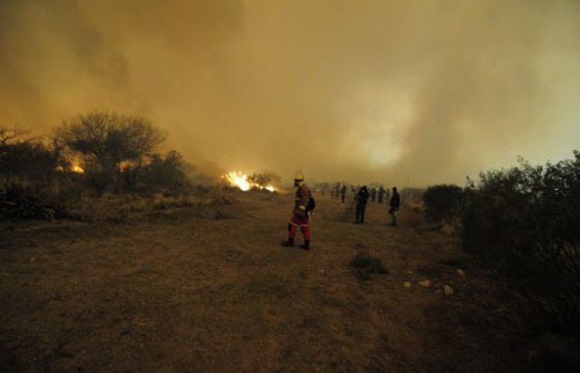Peligroso. El fuego se descontroló en la noche del viernes por fuertes vientos.