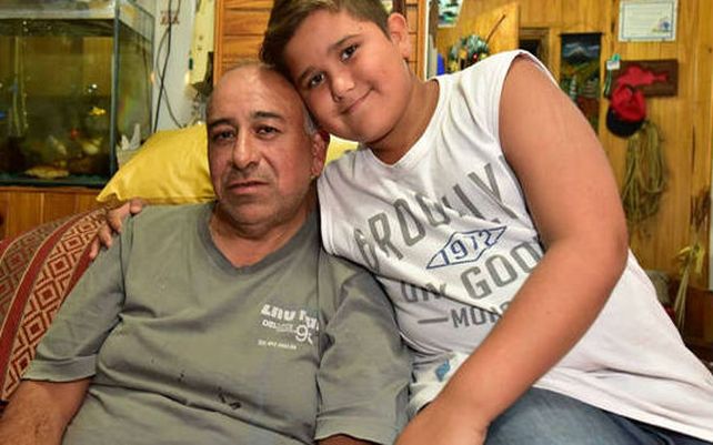 El herrero posa junto a su nieto. (Foto: gentileza diario Jornada de Chubut)